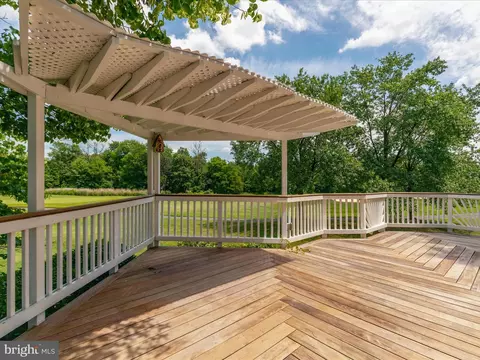 Exterior - 20148 Valhalla Sq, Ashburn, VA 20147 photo 3 of 9