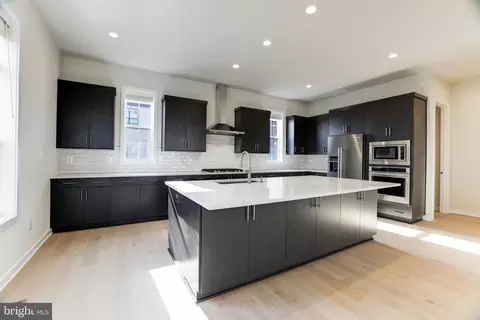 Kitchen - 19847 Harrison Trace Ter, Ashburn, VA 20147 photo 3 of 8