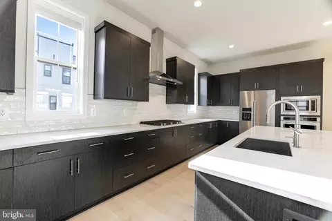 Kitchen - 19847 Harrison Trace Ter, Ashburn, VA 20147 photo 5 of 8
