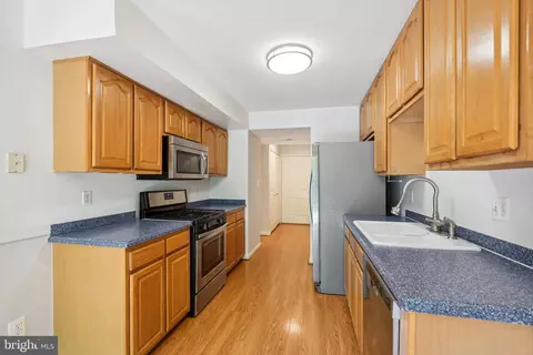 Entry Way - 43420 Edgecliff Ter, Ashburn, VA 20147 photo 1 of 2