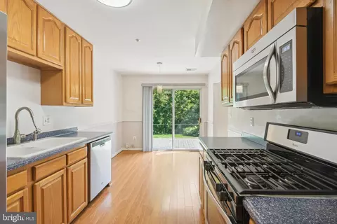 Kitchen - 43420 Edgecliff Ter, Ashburn, VA 20147 photo 1 of 1