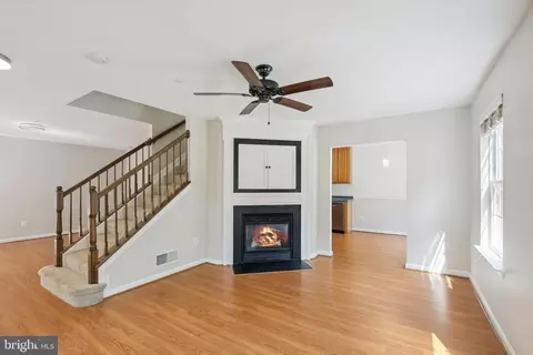 Living - 43420 Edgecliff Ter, Ashburn, VA 20147 photo 2 of 5