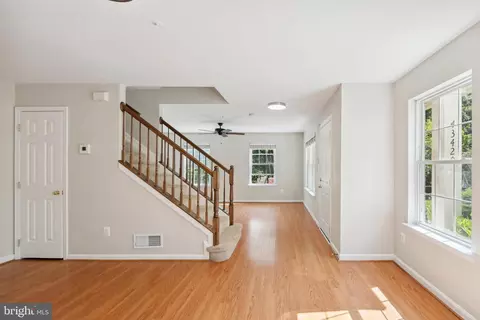 Living - 43420 Edgecliff Ter, Ashburn, VA 20147 photo 4 of 5