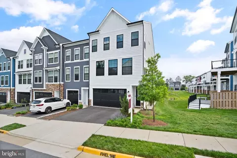 42275 Makintosh Farm Ter, Chantilly, VA 20152