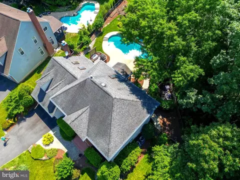 20984 Canal Crossing Ct, Sterling, VA 20165