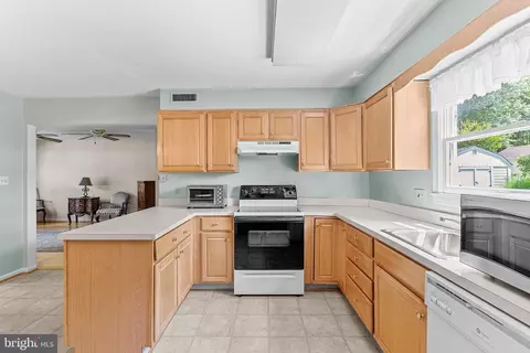 Kitchen - 1608 E Jefferson Ct, Sterling, VA 20164 photo 4 of 4
