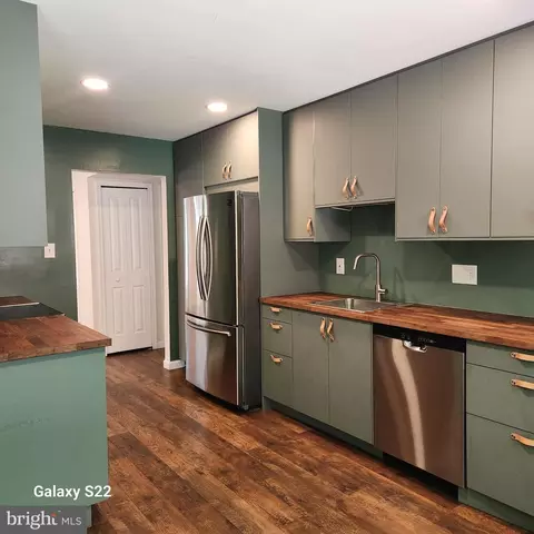 Kitchen - 203 Summers Ct, Sterling, VA 20164 photo 2 of 2