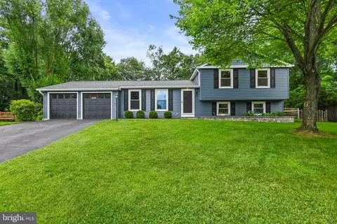 115 Red Oak Ln, Sterling, VA 20164