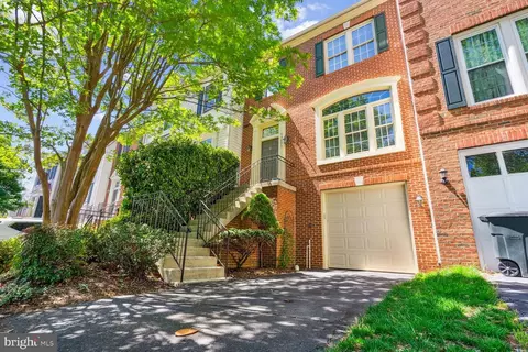 43003 Golf View Dr, Chantilly, VA 20152