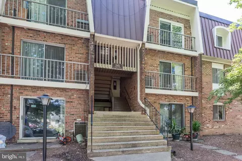 201 N Fillmore Ave #8, Sterling, VA 20164