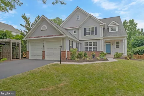 43337 Burke Dale St, Chantilly, VA 20152