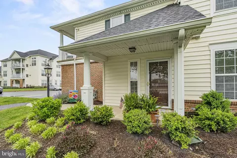 43134 Watercrest Sq #205, Chantilly, VA 20152
