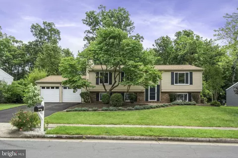 108 Tamarack Ct, Sterling, VA 20164