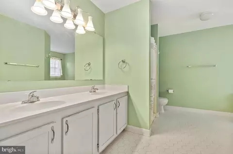 Bath - 17558 Deavers Ct, Hamilton, VA 20158 photo 2 of 4