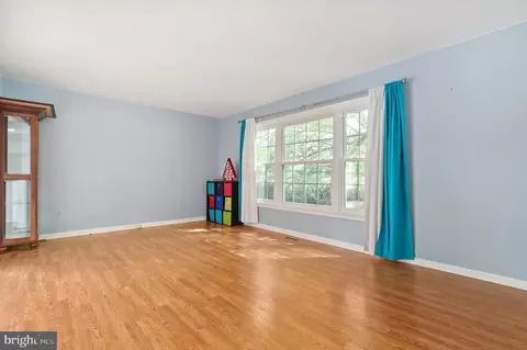 Living - 17558 Deavers Ct, Hamilton, VA 20158 photo 3 of 4
