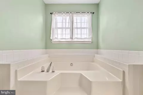 Bath - 17558 Deavers Ct, Hamilton, VA 20158 photo 3 of 4