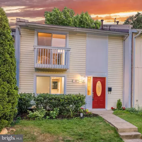 122 Richland Cir, Sterling, VA 20164