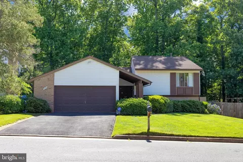 129 Avondale Dr, Sterling, VA 20164