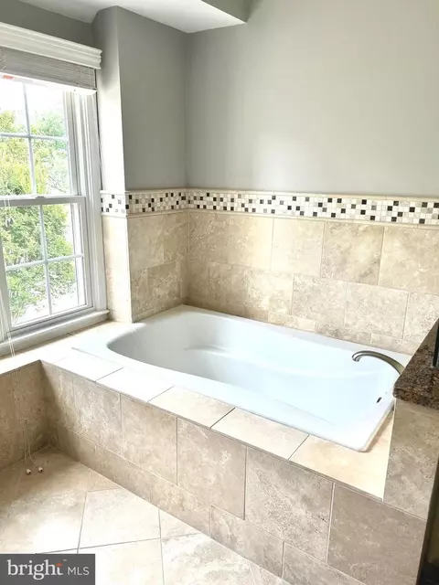 Bath - 21286 Meadowsweet Ct, Ashburn, VA 20147 photo 3 of 5