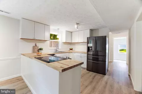 Kitchen - 102 Silverleaf Ct, Sterling, VA 20164 photo 2 of 6
