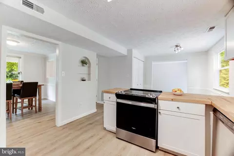 Kitchen - 102 Silverleaf Ct, Sterling, VA 20164 photo 6 of 6