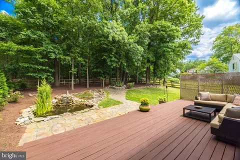 Exterior - 102 Silverleaf Ct, Sterling, VA 20164 photo 9 of 18
