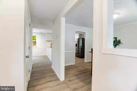 Entry Way - 102 Silverleaf Ct, Sterling, VA 20164 photo 2 of 5