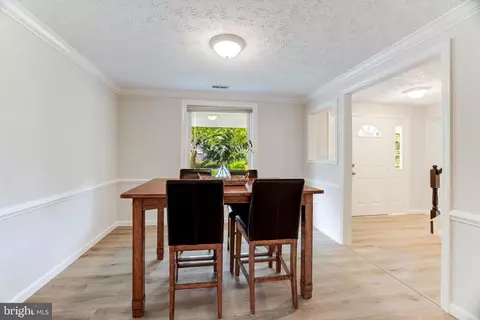 Dining - 102 Silverleaf Ct, Sterling, VA 20164 photo 2 of 4