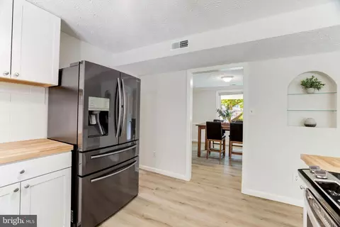 Entry Way - 102 Silverleaf Ct, Sterling, VA 20164 photo 4 of 5