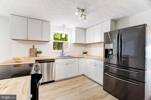 Kitchen - 102 Silverleaf Ct, Sterling, VA 20164 photo 3 of 6