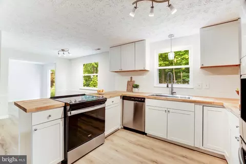 Kitchen - 102 Silverleaf Ct, Sterling, VA 20164 photo 5 of 6