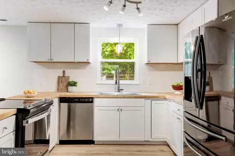 Kitchen - 102 Silverleaf Ct, Sterling, VA 20164 photo 4 of 6