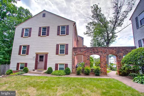 1058 Tottenham Ct, Sterling, VA 20164