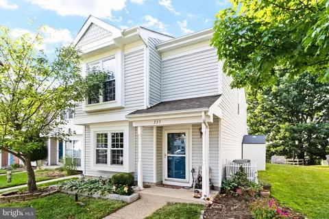 333 Lancaster Sq, Sterling, VA 20164