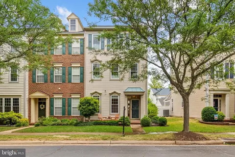 42818 Cedar Hedge St, Chantilly, VA 20152