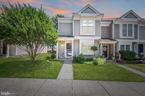 204 Saint Johns Sq, Sterling, VA 20164