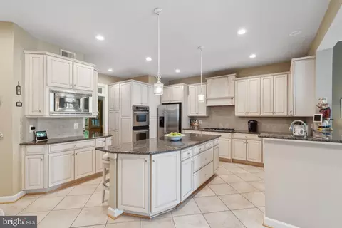 Kitchen - 24908 Castleton Dr, Chantilly, VA 20152 photo 4 of 4