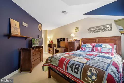 Bedroom - 24908 Castleton Dr, Chantilly, VA 20152 photo 6 of 9