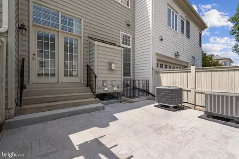 Exterior - 24908 Castleton Dr, Chantilly, VA 20152 photo 2 of 2