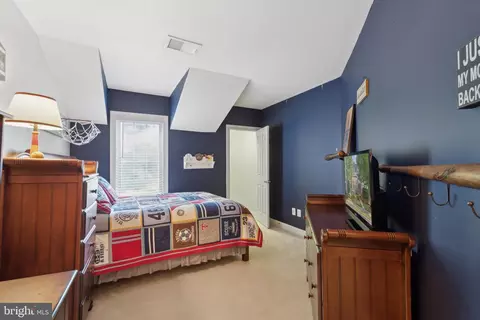 Bedroom - 24908 Castleton Dr, Chantilly, VA 20152 photo 7 of 9