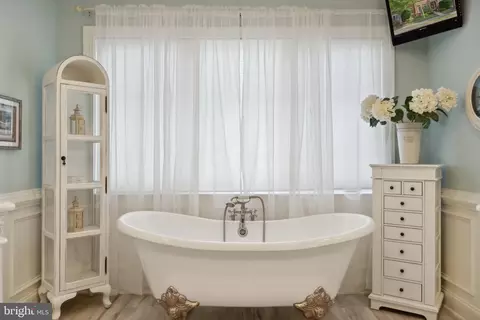 Bath - 24908 Castleton Dr, Chantilly, VA 20152 photo 3 of 5