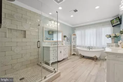 Bath - 24908 Castleton Dr, Chantilly, VA 20152 photo 2 of 5