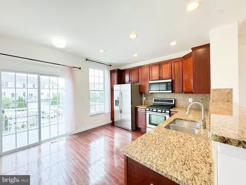 42864 Alumni Ter, Chantilly, VA 20152
