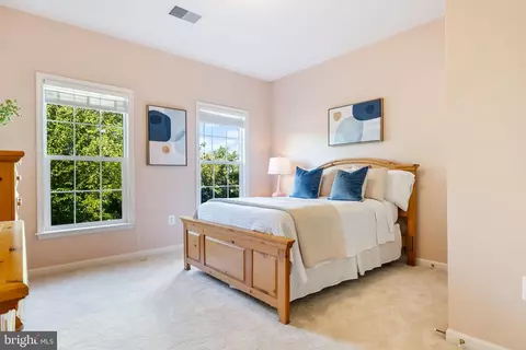 Bedroom - 22571 Forest Run Dr, Ashburn, VA 20148 photo 9 of 9