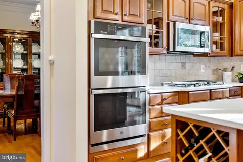 Kitchen - 22571 Forest Run Dr, Ashburn, VA 20148 photo 5 of 7