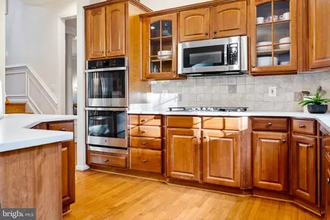 Kitchen - 22571 Forest Run Dr, Ashburn, VA 20148 photo 4 of 7