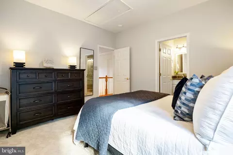 Bedroom - 22571 Forest Run Dr, Ashburn, VA 20148 photo 6 of 9