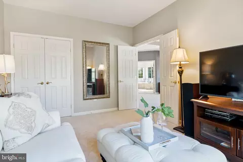 Bedroom - 22571 Forest Run Dr, Ashburn, VA 20148 photo 3 of 9