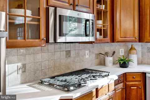 Kitchen - 22571 Forest Run Dr, Ashburn, VA 20148 photo 6 of 7