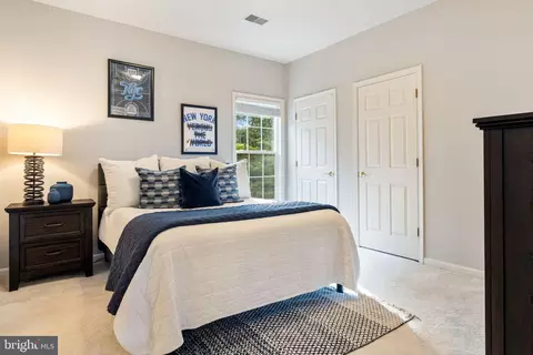 Bedroom - 22571 Forest Run Dr, Ashburn, VA 20148 photo 5 of 9